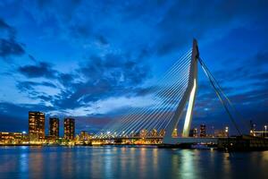 Visão do borracha ponte erasmusbrug e Rotterdam Horizonte. Rotterdam, Países Baixos foto