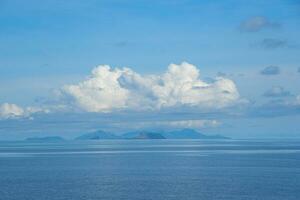 Visão para a mar e ilha Fiji, uma país dentro a sul pacífico, dramático céu e nuvens foto