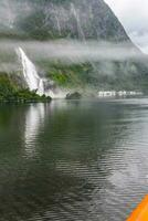 água a partir de chuva cascatas baixa encostas de montanhas. Milford som dentro fiorde, sul ilha, Novo zelândia foto