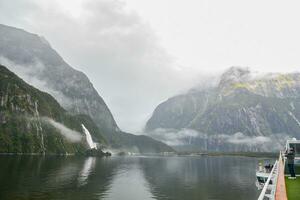 Stirling cai dentro Milford som, parte do Fiordland nacional parque, Novo zelândia foto