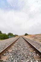 Ferrovia faixas dentro a deserto foto