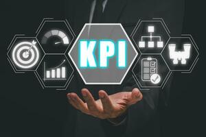 kpi, chave desempenho indicador o negócio e industrial análise conceito, empresário mão segurando kpi ícone em virtual tela. foto