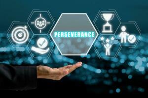 perseverança conceito, empresária mão segurando perseverança ícone em virtual tela. foto