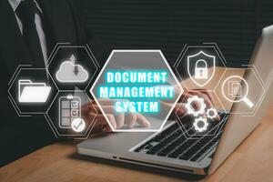 documento gestão sistema conceito, homem de negocios usando computador portátil computador com documento gestão sistema ícone em virtual tela. foto