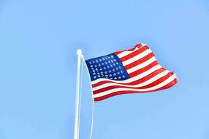 a americano bandeira vôo dentro a vento foto