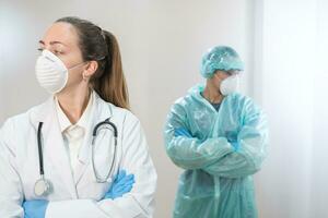 médicos e enfermeiras trabalhando dentro a hospitais e brigando a coronavírus. médicos estão Heróis. médicos dentro a protetora ternos e máscaras olhando para uma cura para a doença. foto