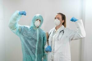 jovem médicos e enfermeiras trabalhando dentro a hospitais e brigando a coronavírus. médicos estão Heróis. médicos dentro a protetora ternos e máscaras olhando para uma cura para a doença. foto