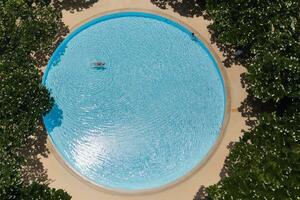 topo Visão do mulher natação dentro natação piscina mínimo conceito. foto