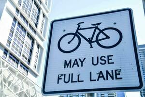 uma placa este diz bicicletas pode usar cheio faixa foto