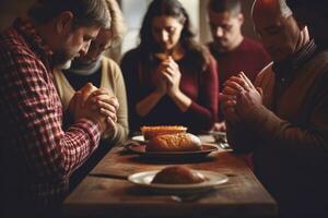 ai gerado grupo do amigos sentado às a mesa dentro uma cafeteria e Rezar, família Rezar segurando mãos às Ação de graças mesa, ai gerado foto