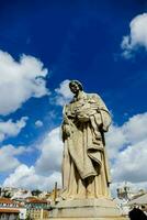 uma estátua do uma homem dentro frente do uma azul céu foto