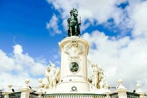 uma estátua do uma homem em a cavalo dentro frente do uma azul céu foto