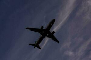 uma ampla avião a jato vôo através a céu foto