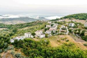 aéreo Visão do a Vila dentro a montanhas foto