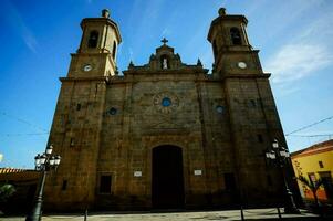 uma Igreja com dois torres e uma azul céu foto