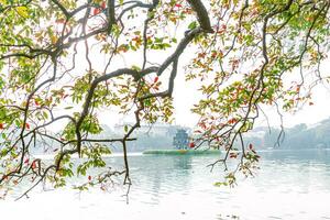 Hoan kiem lago - ho goma ou espada lago dentro a Centro do Hanói dentro a névoa dentro a manhã. foto