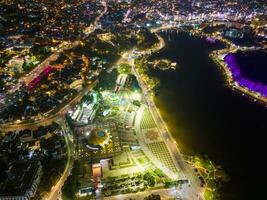 aéreo panorama Visão do girassol construção às eu sou vien quadrado dentro da lat cidade. turista cidade dentro desenvolvido Vietnã. Centro quadrado do da lat cidade com xuan huong lago foto