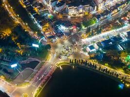 aéreo Visão do uma da lat cidade com desenvolvimento edifícios, transporte. turista cidade dentro desenvolvido Vietnã. Centro quadrado do da lat cidade com xuan huong lago e mercado. foto