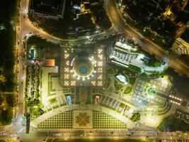 aéreo panorama Visão do girassol construção às eu sou vien quadrado dentro da lat cidade. turista cidade dentro desenvolvido Vietnã. Centro quadrado do da lat cidade com xuan huong lago foto