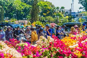 urgência do comprando flores às flor mercado, locais Comprar flores para decoração objetivo a casa em lunar Novo ano dentro ho chi minh cidade, Vietnã. foto