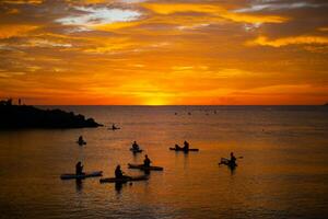 silhueta barcos e dourado pôr do sol cenário foto