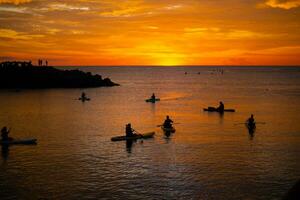 silhueta barcos e dourado pôr do sol cenário foto