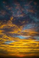 silhueta barcos e dourado pôr do sol cenário foto