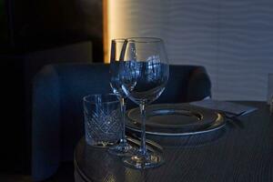 foto do esvaziar vidro vinho óculos em mesa.