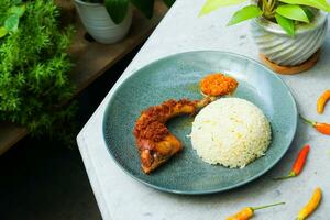frito frango com arroz e Pimenta foto
