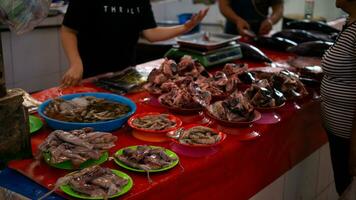 fresco frutos do mar em a peixe mercado foto