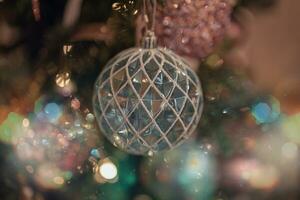 lindo Natal decorações enfeites em a Natal árvore foto
