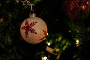 lindo Natal decorações enfeites em a Natal árvore foto