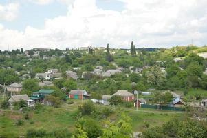 panorama de pequena cidade com rio e casas foto