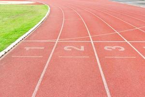 pista de corrida numerada no estádio foto