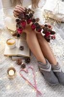 pernas de mulher aconchegantes com meias de Natal. foto