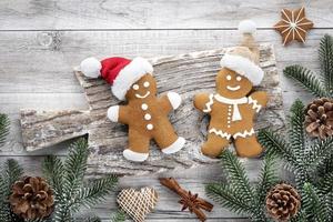 biscoitos de gengibre caseiros de Natal na mesa de madeira. foto