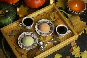 colorida japonês doces Daifuku ou mochi fatiado. doces fechar acima em a prato com copo do café foto