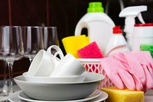 limpar \ limpo pratos e detergentes e limpeza produtos em a mesa dentro a cozinha. limpeza serviço conceito. fechar-se. seletivo foco. foto