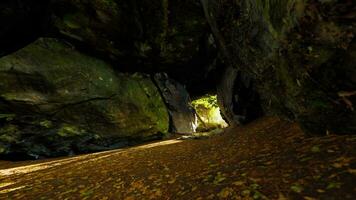 eixo do luz radiante baixa para dentro ampla caverna foto