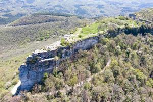 vista aérea na fortaleza medieval couve de mangup, na Crimeia. foto