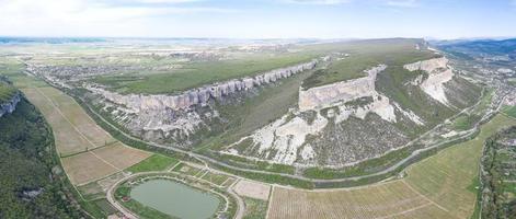 vista aérea do desfiladeiro de Belbek na Crimeia foto