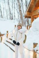 mulher turista visitando dentro Furano, viajante dentro suéter passeios turísticos nada terraço chalés com neve dentro inverno. ponto de referência e popular para atrações dentro Hokkaido, Japão. viagem e período de férias conceito foto