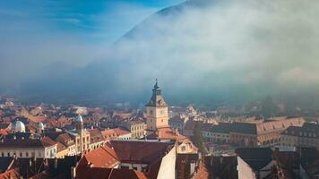 Visão do Brasov, romênia, montanhas e névoa, lindo histórico Centro com laranja casas foto