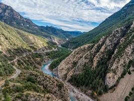 zangão panorama sobre a mirador de janovas desfiladeiro e a rio ara dentro a espanhol Pirineus foto