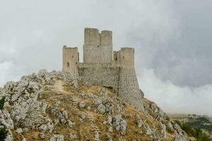 a castelo em a montanha foto