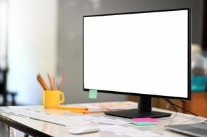 maquete de computador grande tela em branco em uma mesa de designer profissional em um escritório confortável. foto