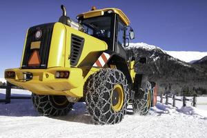 lagarta com grandes correntes na neve foto