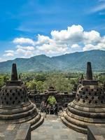 magelang, indonésia, 2021 - templo borobudur com vista para a montanha foto