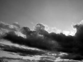 Preto e branco lindo céu fundo foto