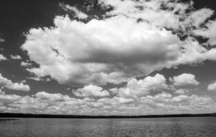 Preto e branco lindo céu fundo foto